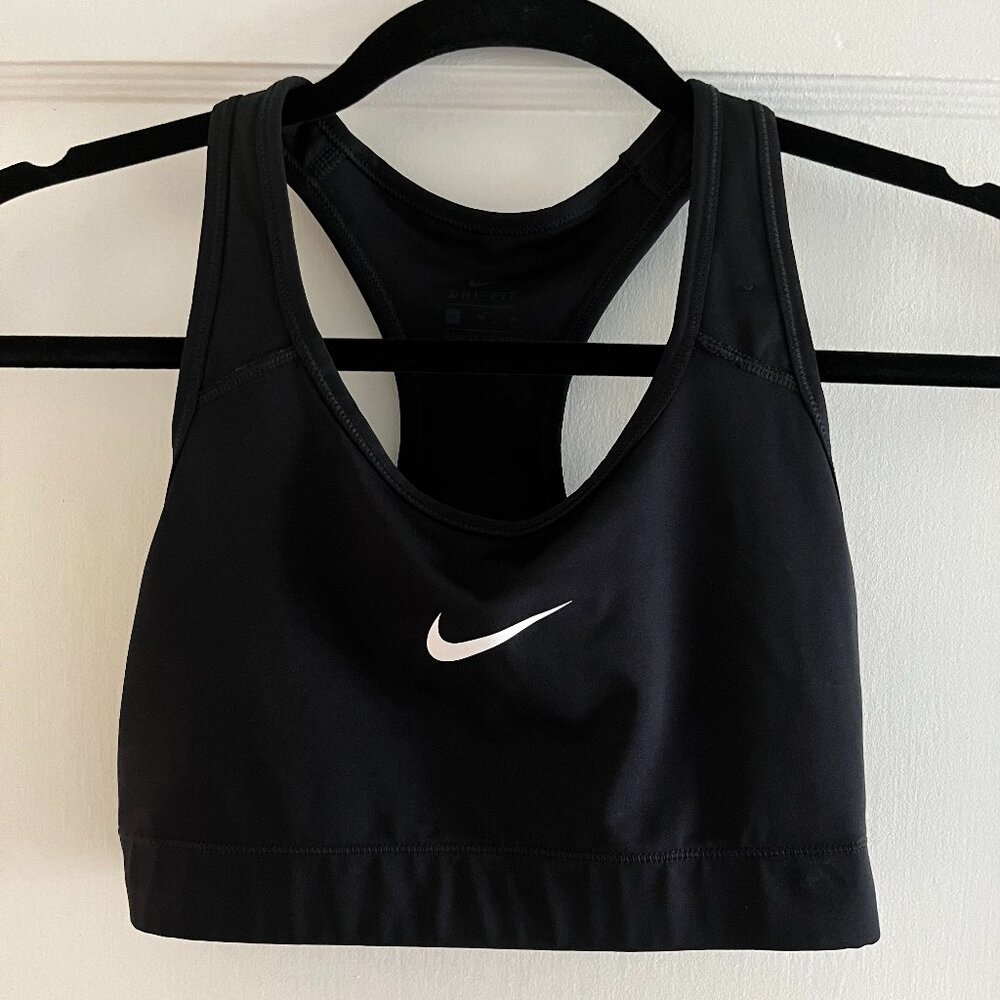 Black Nike sportsbra in Medium